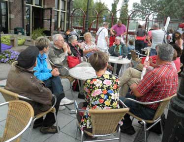 Op een terras in Enkhuizen