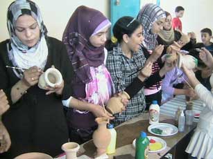 Meisjes schilderen samen - Gaza Cultural Centers