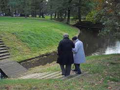 Vrouwen wandelen samen op het terrein van Hoekelum