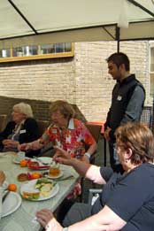 De buren genieten van hun lunch