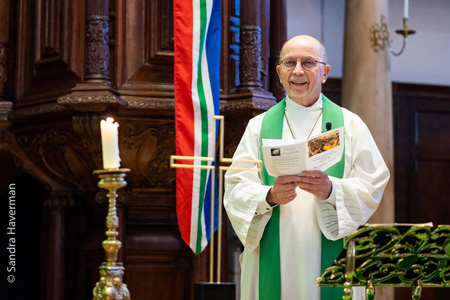 Ds. Harry Donga gaat voor.