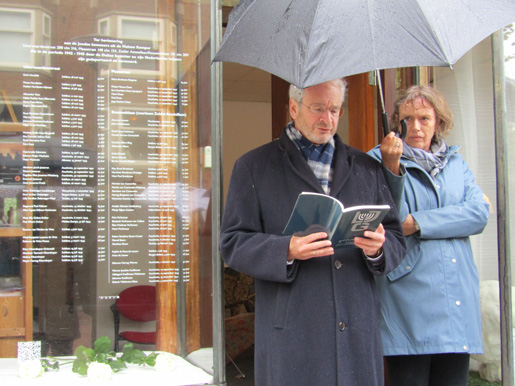 Rabbijn Menno ten Brink spreekt het Kaddisj uit.